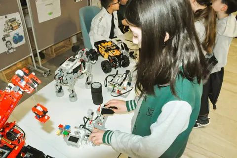 Lunarul activităților #DaVinci: „EXPOZIȚIE DE ROBOȚI LEGO”, aprilie 2022 — fotografia 4