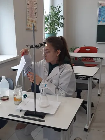 Lecție practică la chimie: Determinarea acidității laptelui prin metoda Thorner, clasa 12, 15 martie 2023 — fotografia 2