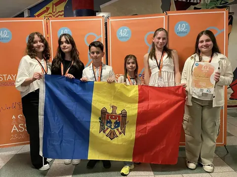 Celebrating Success at the International English Olympiad "HIPPO"! — fotografia 2